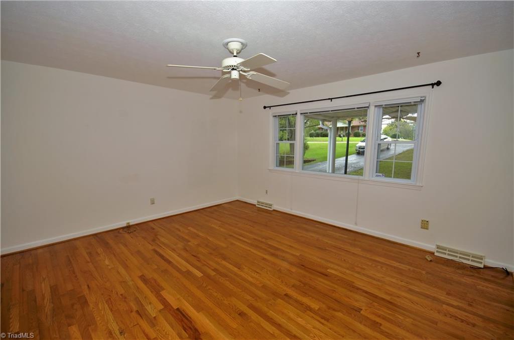 292 Anderson Road Eden, NC 27288 - Photo 4 of 30 Living Room