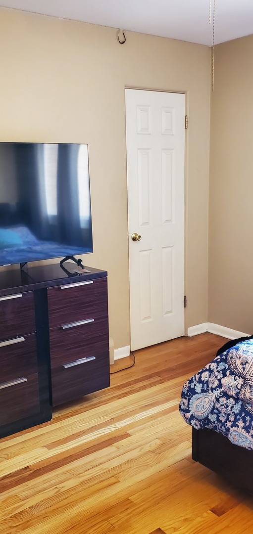 1619 West Howard Street, Unit B3 Chicago, IL 60202 - Photo 9 of 13 a room with a dresser and a night stand
