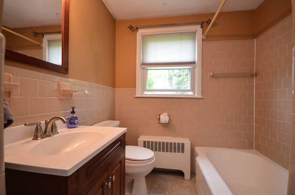 24 Hingham Road Grafton, MA 01536 - Photo 7 of 18 Gallery Image 7
