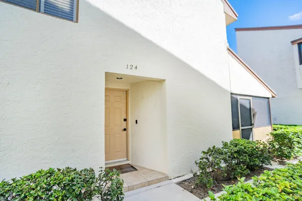 $239,500 | 950 South Kanner Highway, Unit 124, Stuart, FL 34994