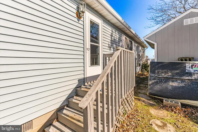 a view of entryway and kitchen