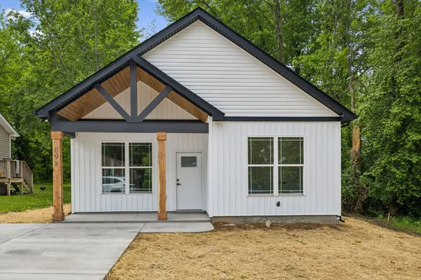 $299,900 | 698 19th Avenue West, Springfield, TN 37172