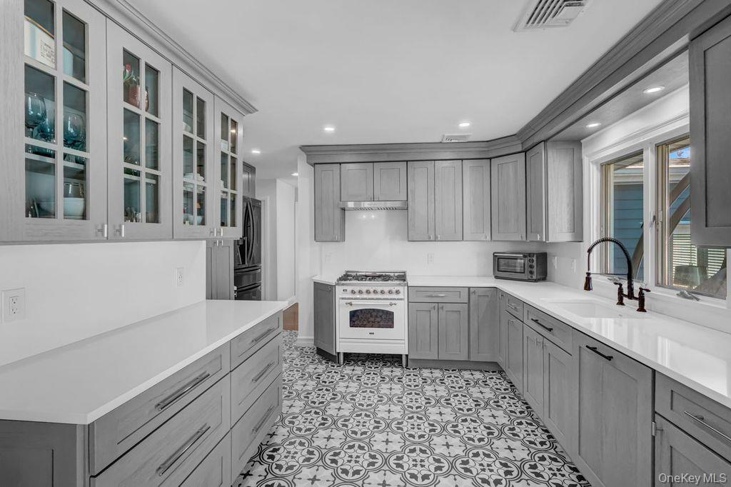 545 Mohawk Road East West Hempstead, NY 11552 - Photo 12 of 32