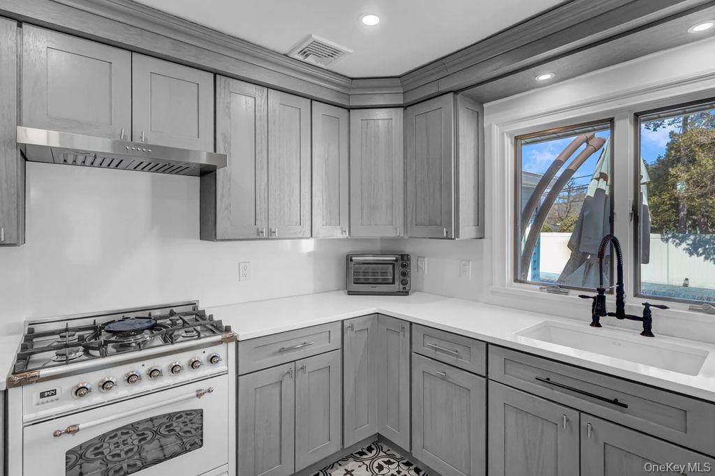 545 Mohawk Road East West Hempstead, NY 11552 - Photo 13 of 32