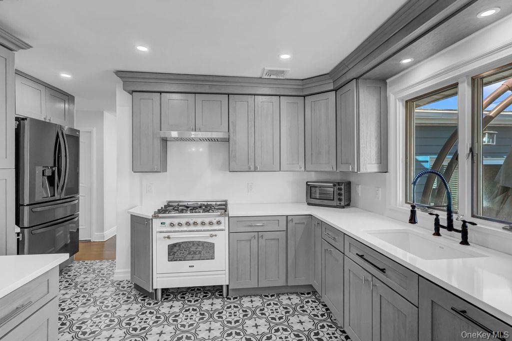 545 Mohawk Road East West Hempstead, NY 11552 - Photo 14 of 32