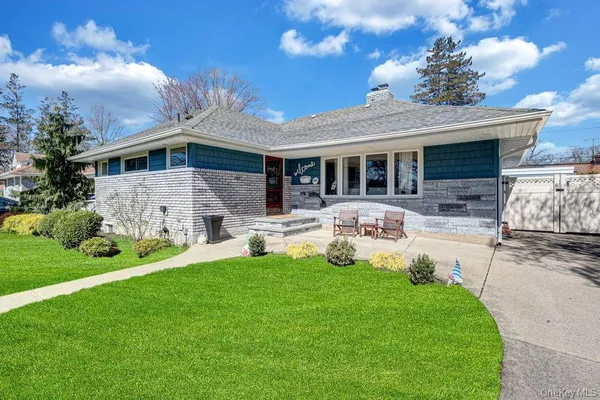 $889,000 | 545 Mohawk Road East, West Hempstead, NY 11552