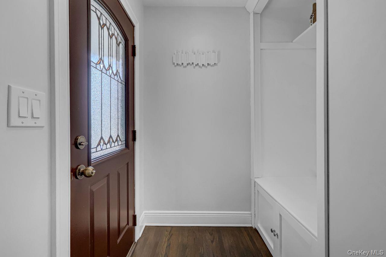 545 Mohawk Road East West Hempstead, NY 11552 - Photo 4 of 32