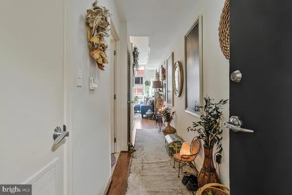 a very nice looking room with a mirror