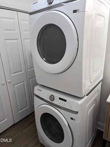 a close up view of a washer and dryer