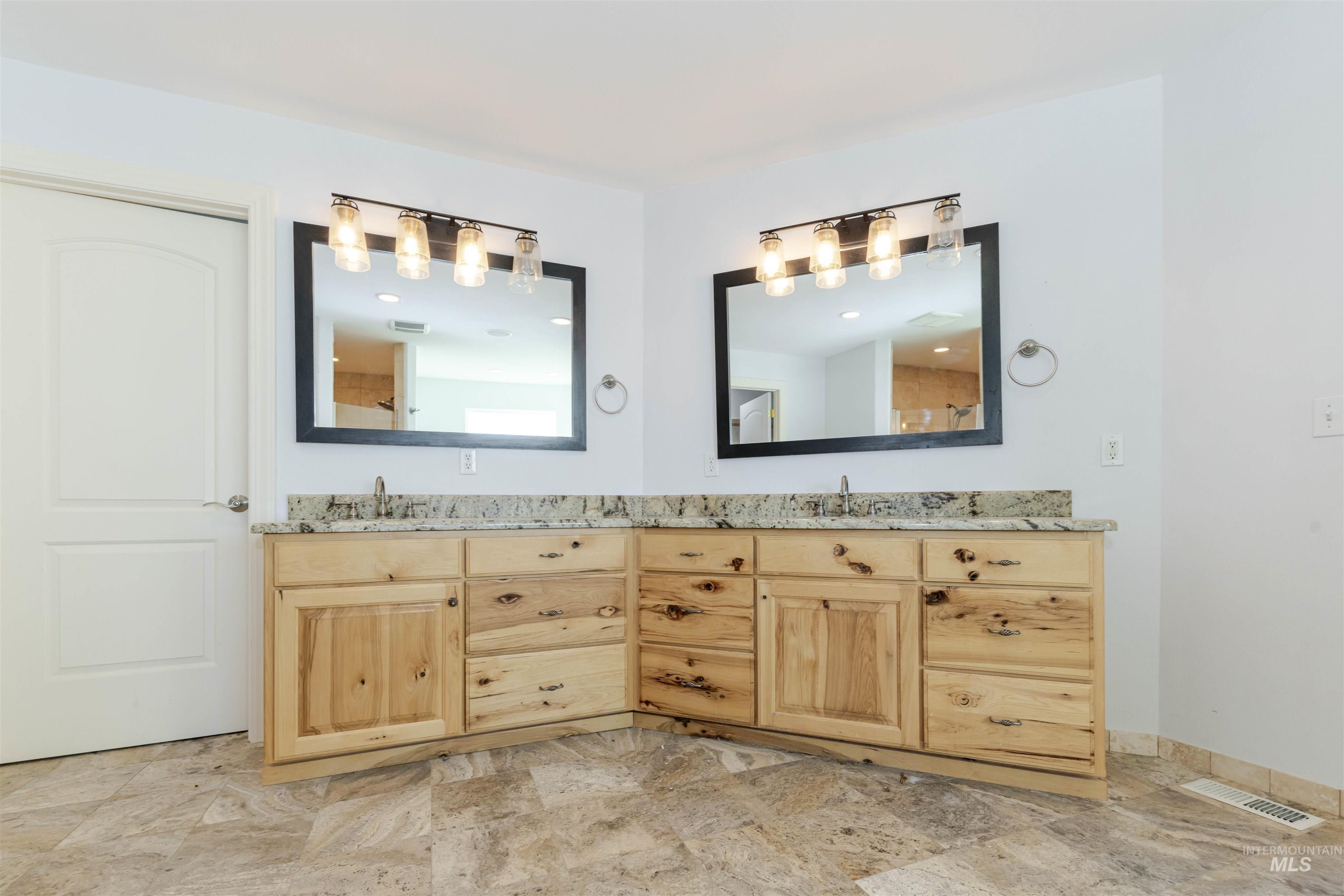 7591 Pheasant Chase Drive Lewiston, ID 83501 - Photo 20 of 32 Full bath with double vanity