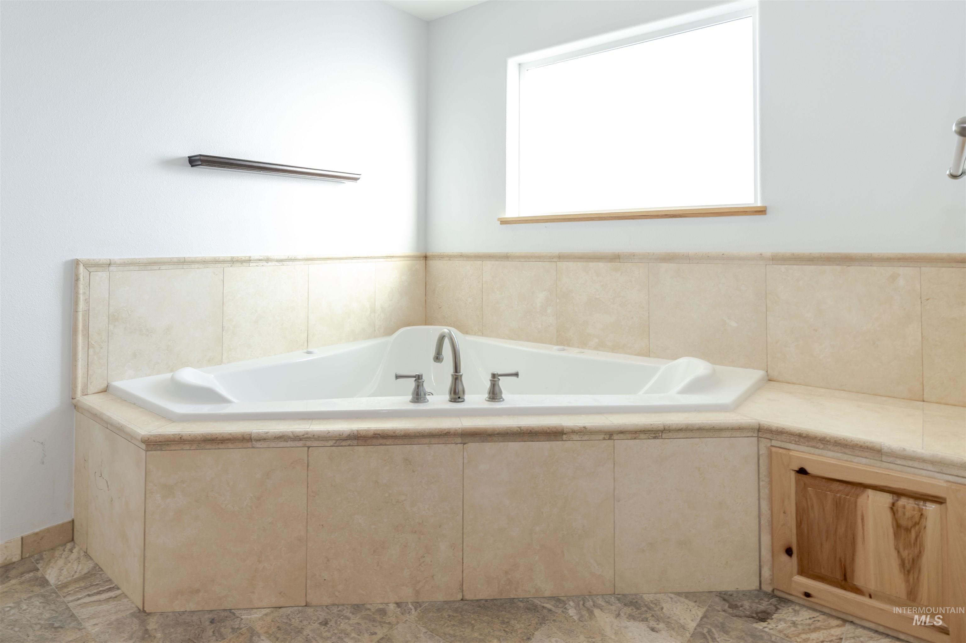 7591 Pheasant Chase Drive Lewiston, ID 83501 - Photo 21 of 32 Full bathroom with a bath