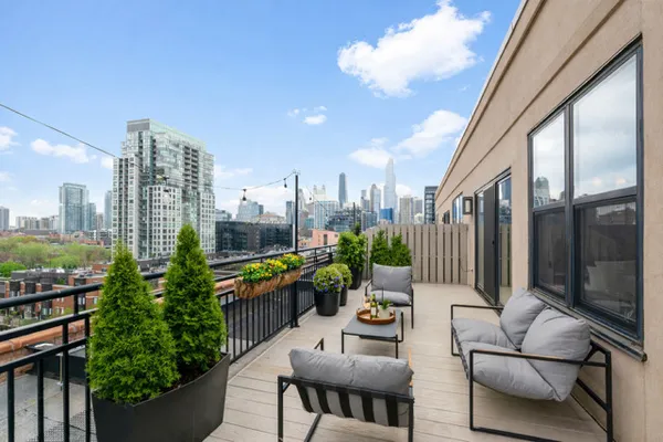 $799,000 | 520 West Huron Street, Unit 705, Chicago, IL 60654