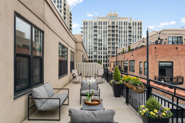 520 West Huron Street, Unit 705 Chicago, IL 60654 - Photo 13 of 14 a view of a patio with couches and potted plants
