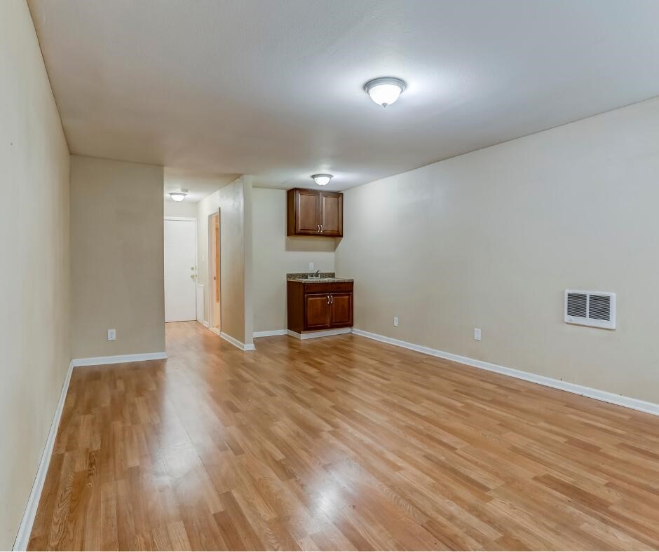 15000 Greenfield Road, Unit : 10 Detroit, MI 48227 - Photo 7 of 10