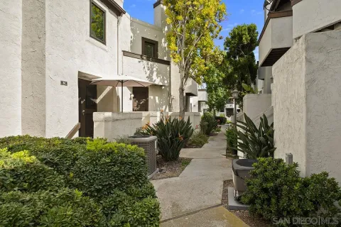 a view of entryway of a house