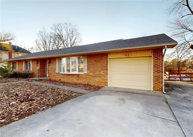 $1,295 | 918 South Main Street, Nevada, MO 64772