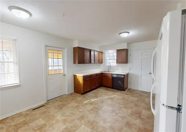 $1,295 | 918 South Main Street, Nevada, MO 64772