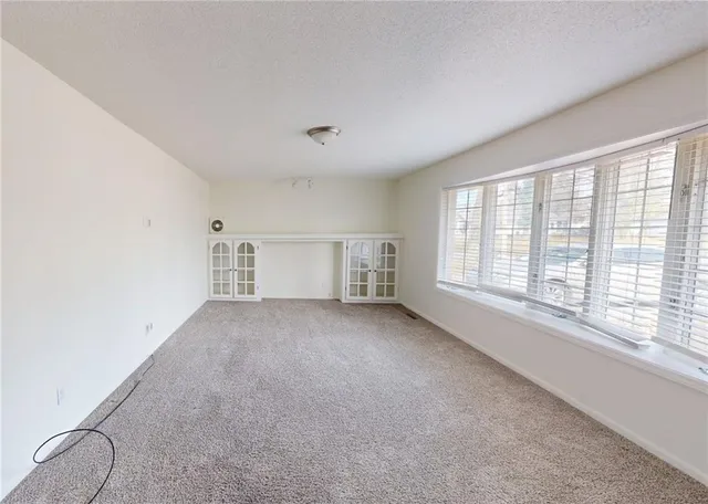 $1,295 | 918 South Main Street, Nevada, MO 64772