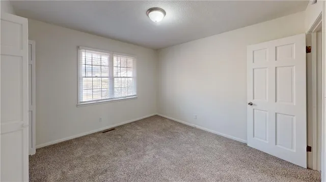 $1,295 | 918 South Main Street, Nevada, MO 64772