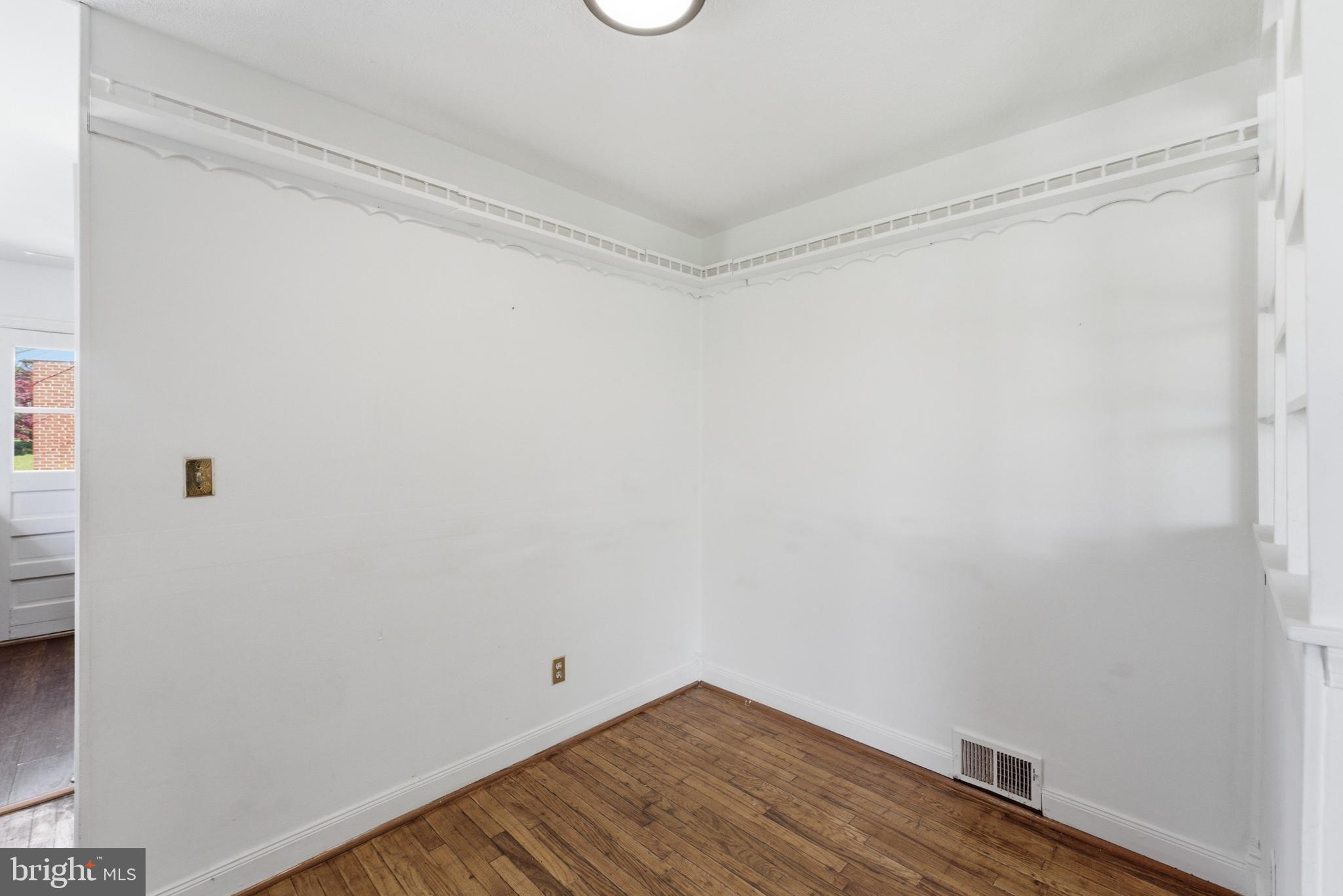 10303 Haywood Dr. Silver Spring, MD 20902 - Photo 10 of 38 Bright and airy blank canvas space.