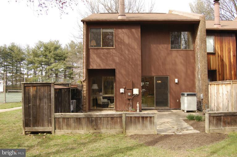 1760 Wainwright Drive Reston, VA 20190 - Photo 4 of 16 Exterior (Rear)