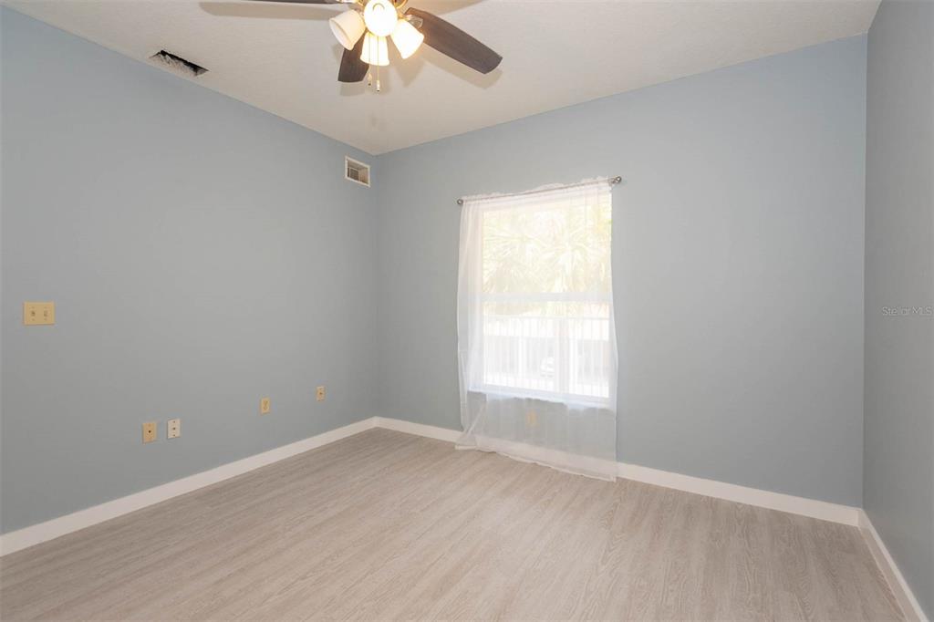946 15th Street, Unit 202 Daytona Beach, FL 32117 - Photo 30 of 40 an empty room with a window