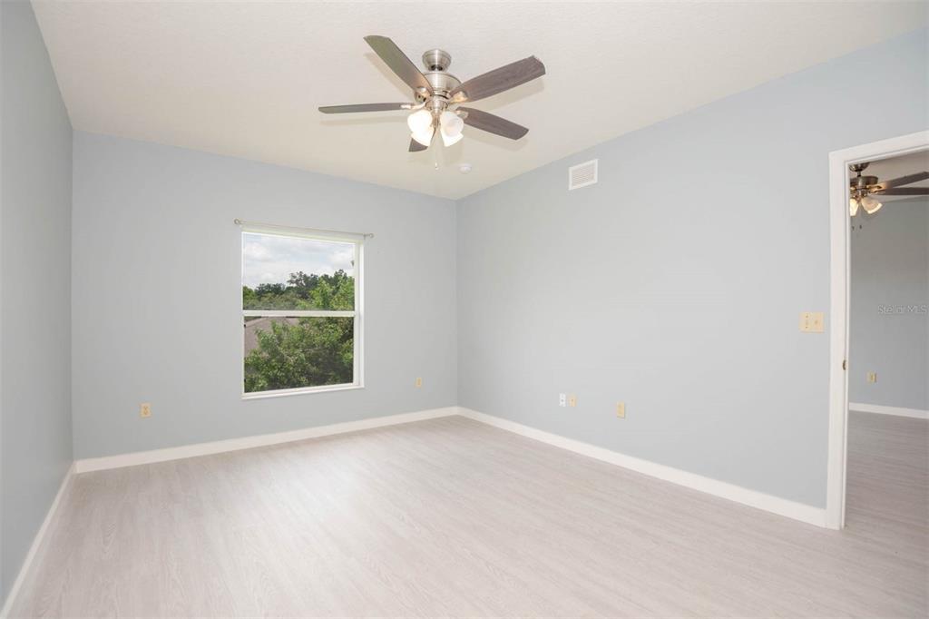 946 15th Street, Unit 202 Daytona Beach, FL 32117 - Photo 36 of 40 an empty room with a window and a ceiling fan
