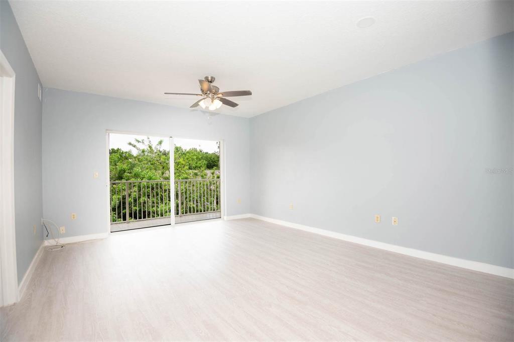 946 15th Street, Unit 202 Daytona Beach, FL 32117 - Photo 37 of 40 an empty room with a window and a ceiling fan