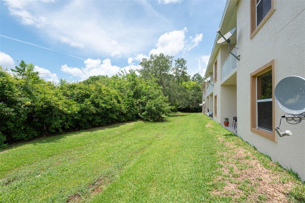 946 15th Street, Unit 202 Daytona Beach, FL 32117 - Photo 7 of 40 a backyard of a house with lots of green space