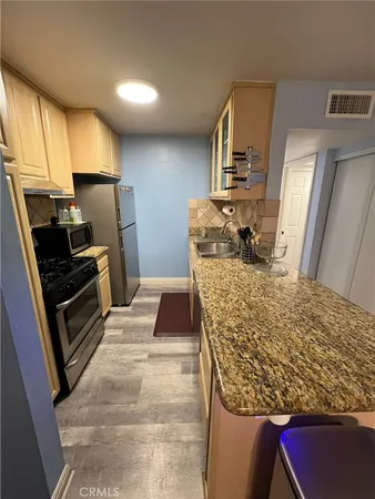 $2,700 | 18620 Hatteras Street, Unit 113, Tarzana, CA 91356
