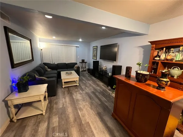 $2,700 | 18620 Hatteras Street, Unit 113, Tarzana, CA 91356