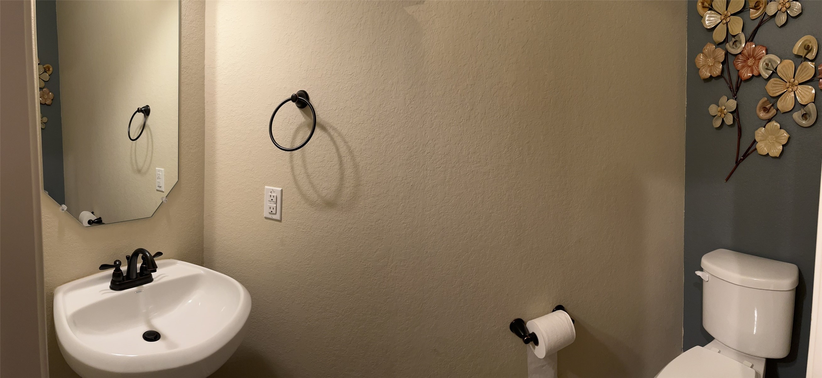 12250 La Strada Street Richmond, TX 77406 - Photo 13 of 38 Powder room / Half bath