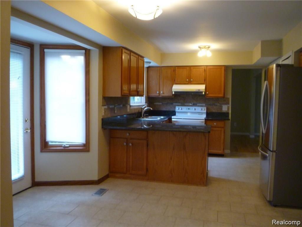 414 Whitney Drive Rochester, MI 48307 - Photo 4 of 18 Gallery Image 4