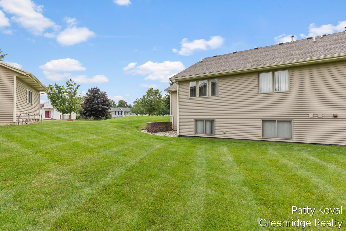 447 Falcon Drive Wayland, MI 49348 - Photo 29 of 30 Plenty of room betwee units