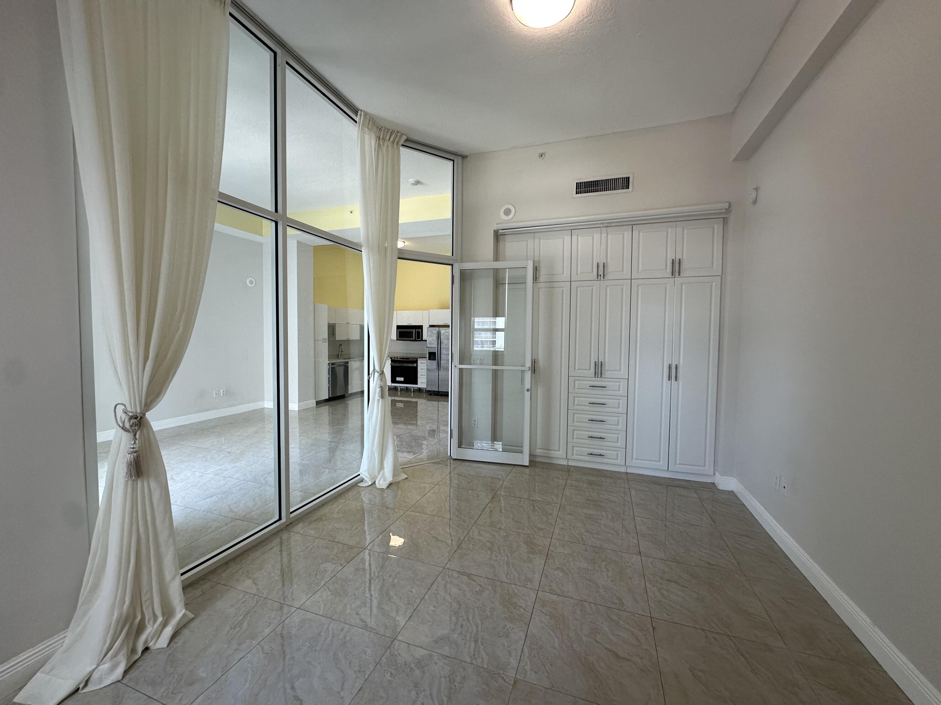 234 Northeast 3rd Street, Unit UPH06 Miami, FL 33132 - Photo 8 of 12 IMG_6241