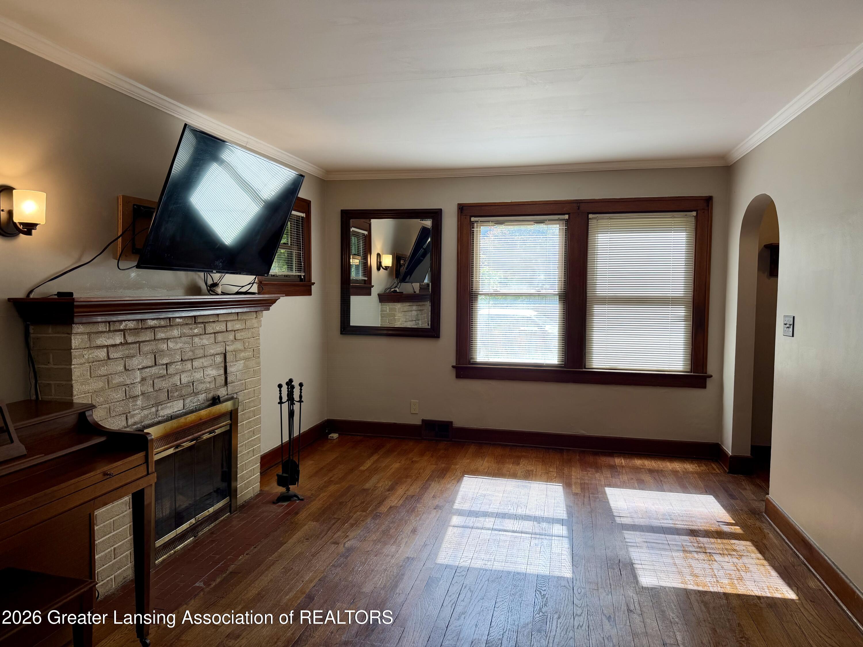 529 Shepard Street Lansing, MI 48912 - Photo 4 of 31 Living Room