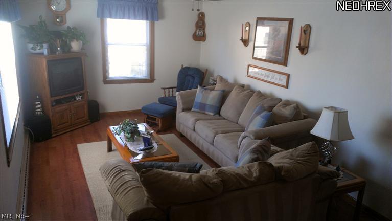 937 Reed Avenue Akron, OH 44306 - Photo 5 of 11 Cozy living room