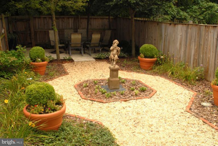 153 Finale Terrace Silver Spring, MD 20901 - Photo 10 of 18 English Garden