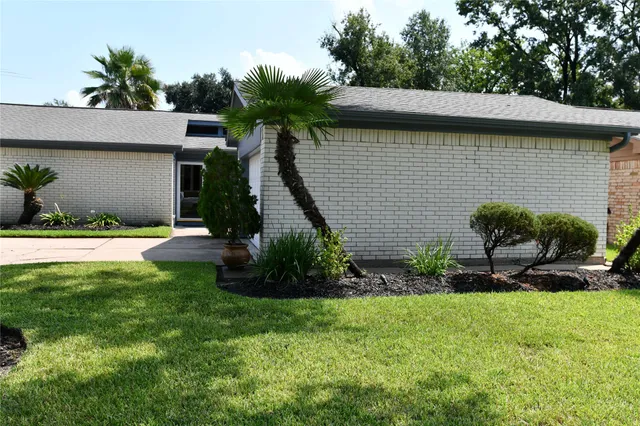 a view of a back yard of the house