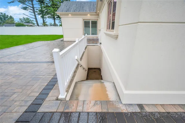 a view of entryway with garden