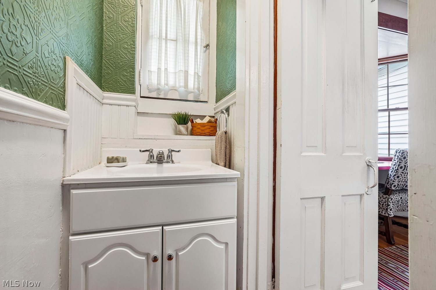 10215 Chardon Road Chardon, OH 44024 - Photo 20 of 48 Powder Room