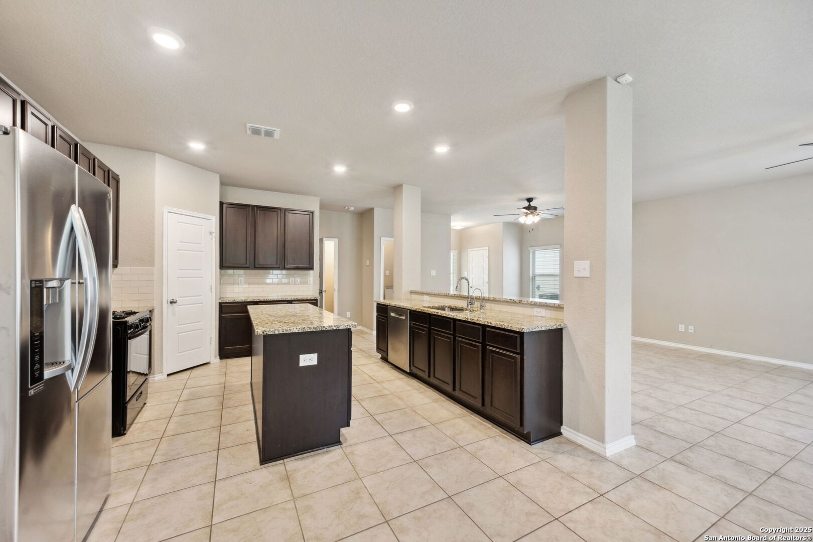 148 Hunters Spring San Antonio, TX 78253 - Photo 3 of 16 a large bathroom with a large tub and sink