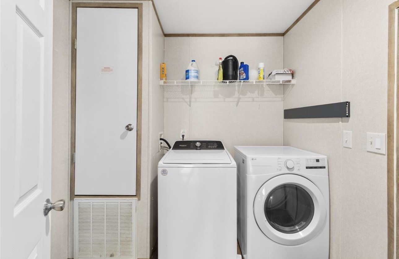 43 Ironwood Road Victoria, TX 77904 - Photo 11 of 21 a utility room with dryer and washer