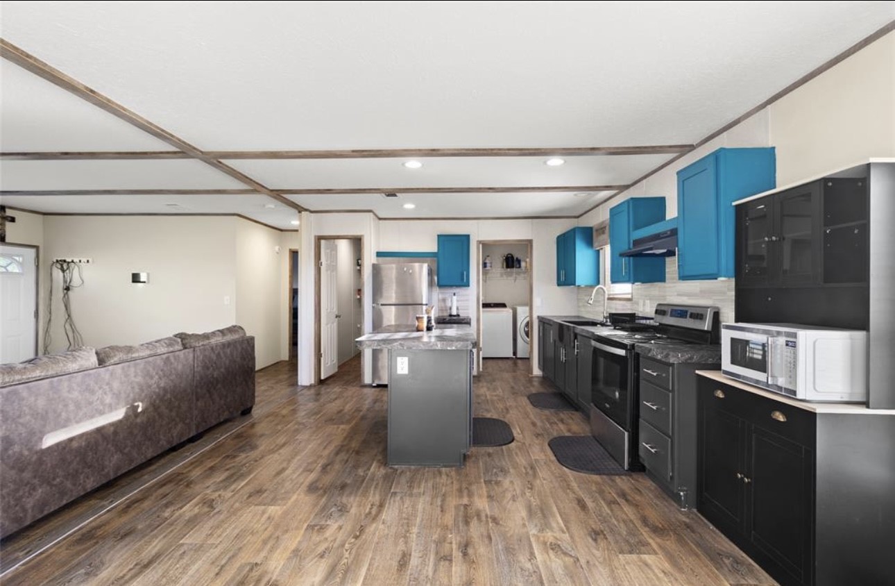 43 Ironwood Road Victoria, TX 77904 - Photo 3 of 21 a living room with stainless steel appliances furniture and a kitchen view