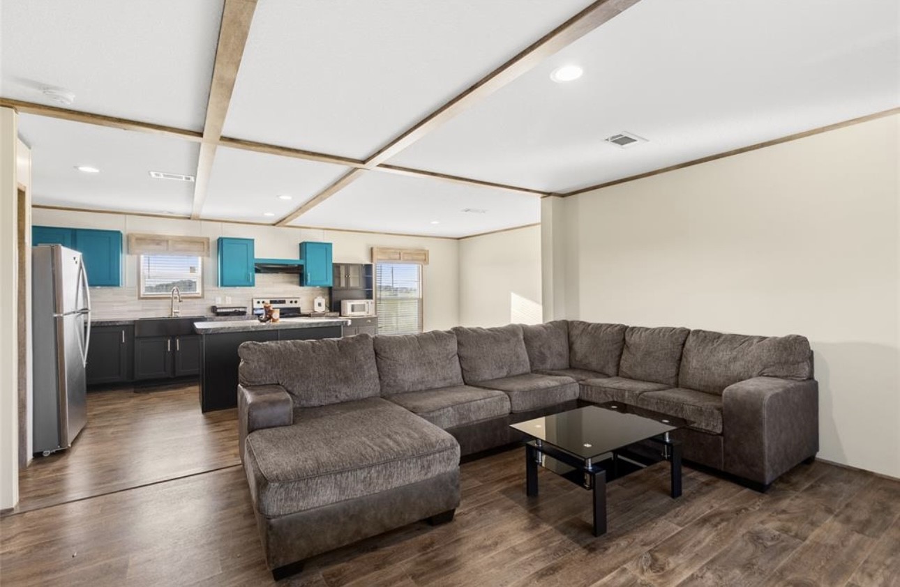 43 Ironwood Road Victoria, TX 77904 - Photo 4 of 21 a living room with furniture