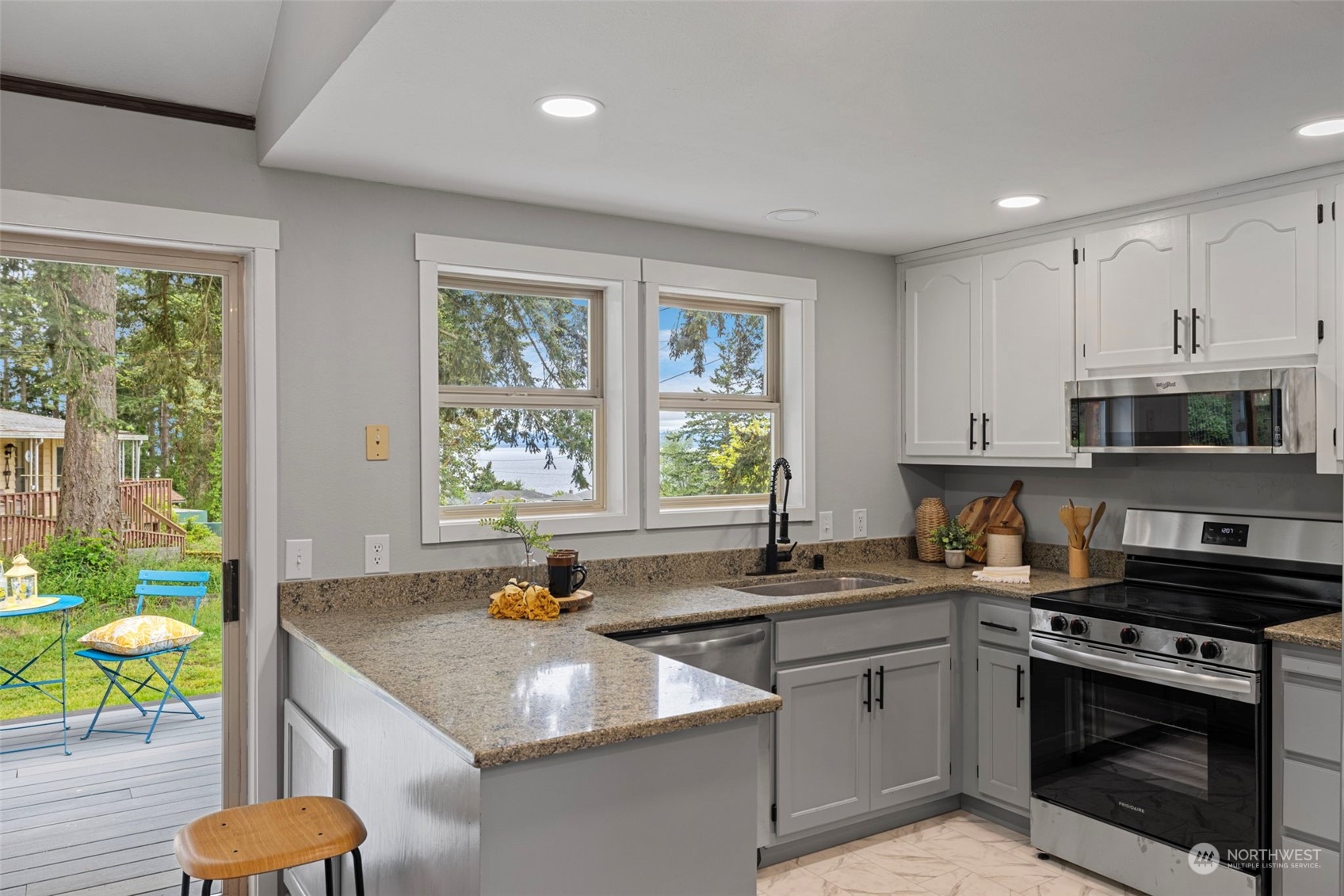 564 East Bush Point Road Freeland, WA 98249 - Photo 8 of 29 Gallery Image 8
