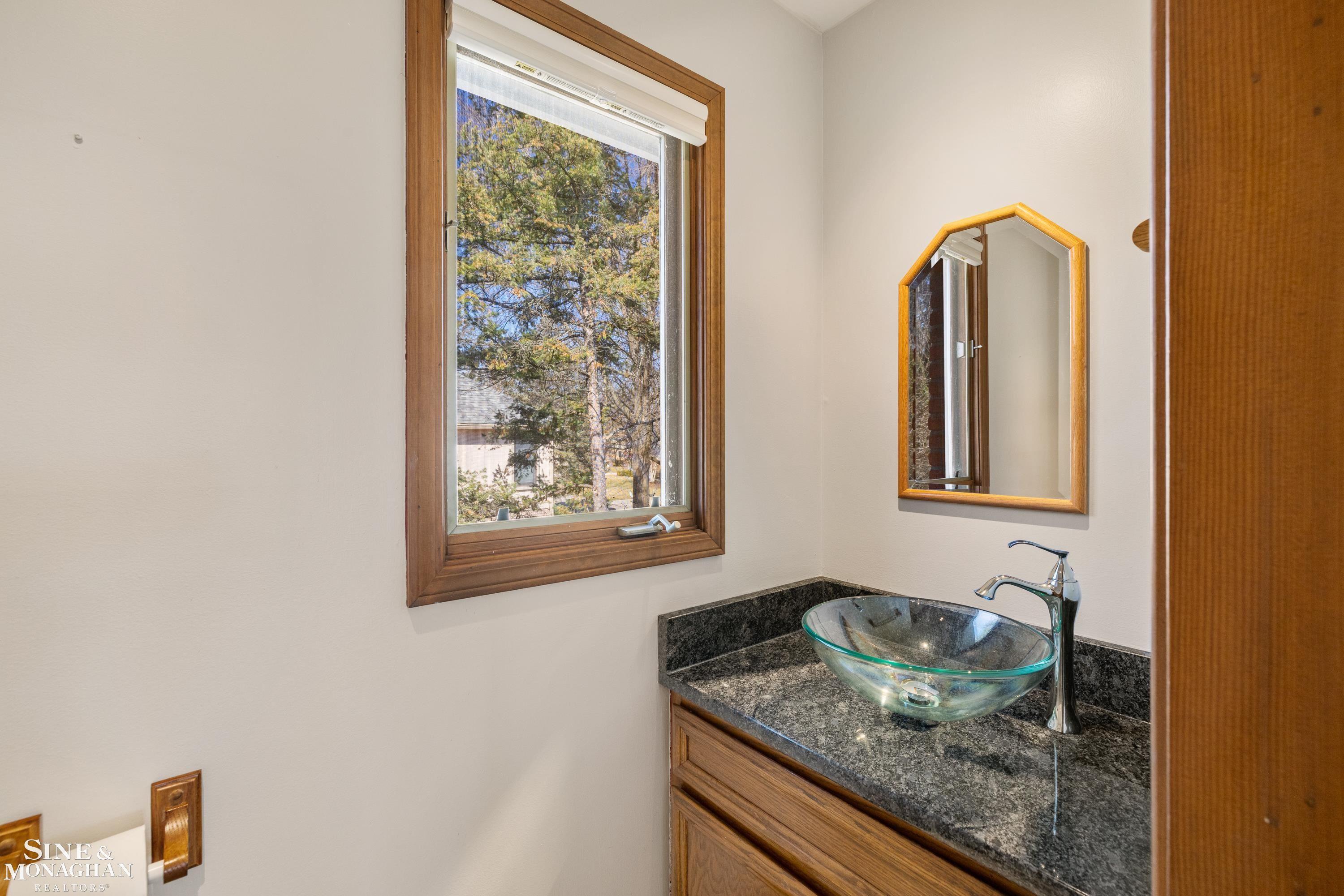610 Deerfield Court Rochester, MI 48309 - Photo 29 of 55 50169343-13b7a0ff-0d21-4904-82aa-3c4806cdd4a0.JPG