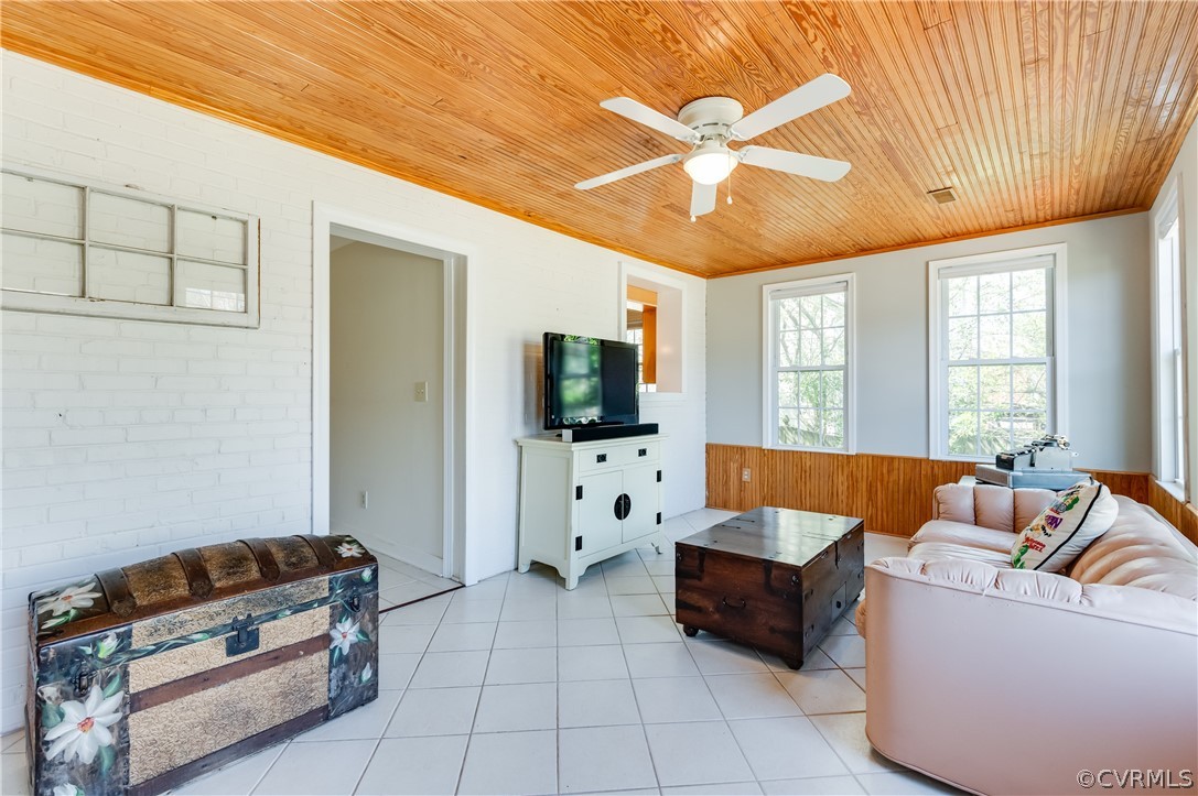 1910 Seddon Road Richmond, VA 23227 - Photo 17 of 39 a living room with furniture and a flat screen tv