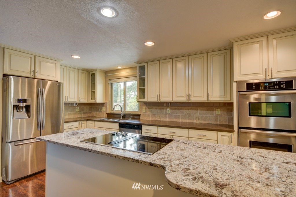 1913 Island View Road Oak Harbor, WA 98277 - Photo 4 of 25 Gallery Image 4