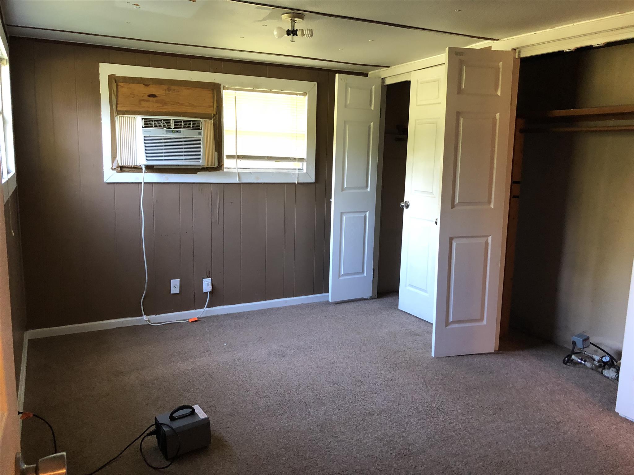 1560 Reese Road Bethpage, TN 37022 - Photo 21 of 22 an empty room with windows and closet